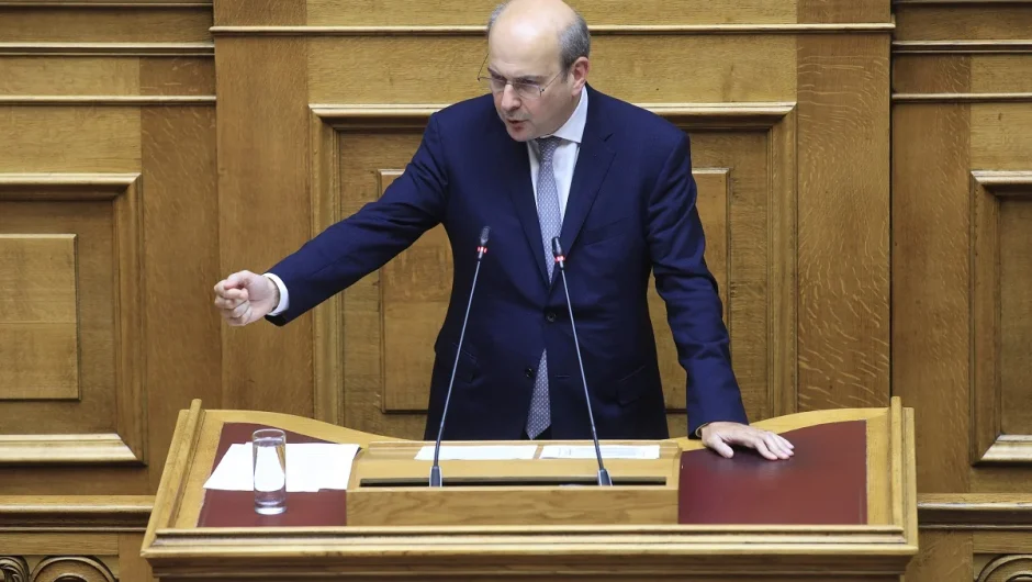 Η κυβέρνηση «ξύνει τον πάτο του βαρελιού» με 89 λεπτά στο ημερομίσθιο