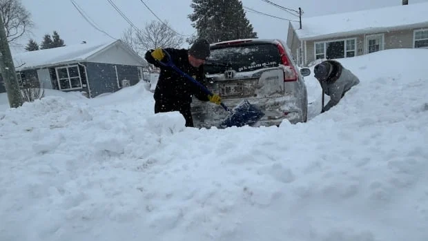 «Ιστορική» χιονοθύελλα παραλύει τον ανατολικό Καναδά – ΒΙΝΤΕΟ