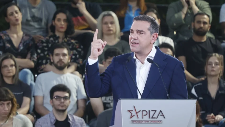 Τσίπρας ξανά επί σκηνής – Στο συνέδριο της Καθημερινής