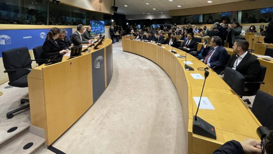«Όχι στη συγκάλυψη! Τα θύματα και οι συγγενείς τους πρέπει να βρουν δικαίωση! Τα Τέμπη δεν πρέπει να ξεχαστούν»