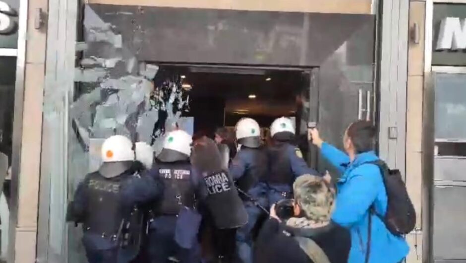 Σύνταγμα – Παλαιστίνη / Αδιανόητη επίθεση των ΜΑΤ – Χτύπησαν κόσμο, έσπασαν τζαμαρία μαγαζιού – Bίντεο 