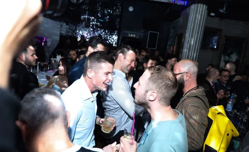Στέφανος Κασσελάκης και Τάιλερ διασκέδασαν στο γκέι μπαρ Sodade – Φωτογραφίες από το «πάρτι» μετά το «ναι» στη Βουλή