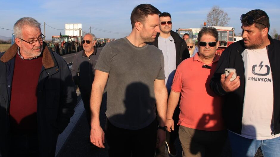 Στέφανος Κασσελάκης / Στο πλευρό των αγροτών – Επισκέφτηκε το μπλόκο στην Καρδίτσα (βίντεο)