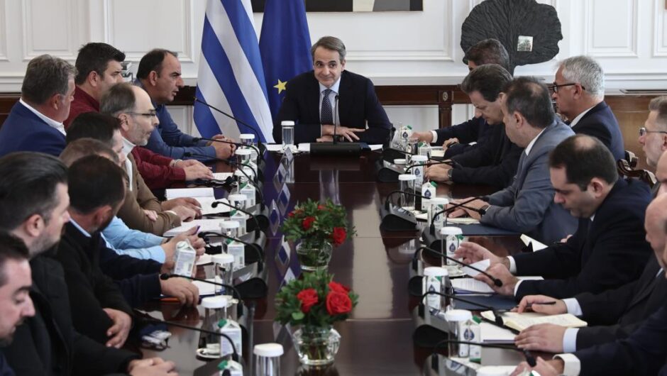 ΣΥΡΙΖΑ για αγρότες / «Γκρίζος καπνός» από το Μαξίμου – Έλλειψη ενσυναίσθησης του Μητσοτάκη