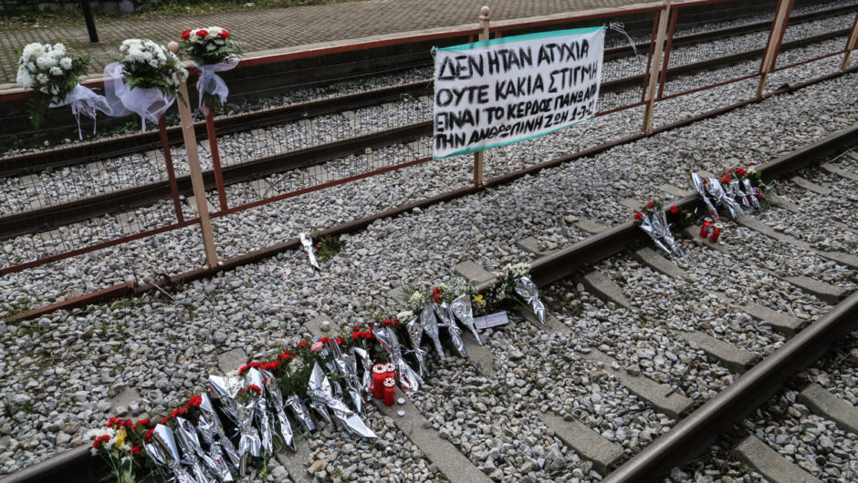 «Μαμά έρχομαι», η υπόσχεση που πληγώνει την Ελλάδα, αλλά δεν στοιχειώνει συνειδήσεις και ίσως ρίξει κυβερνήσεις