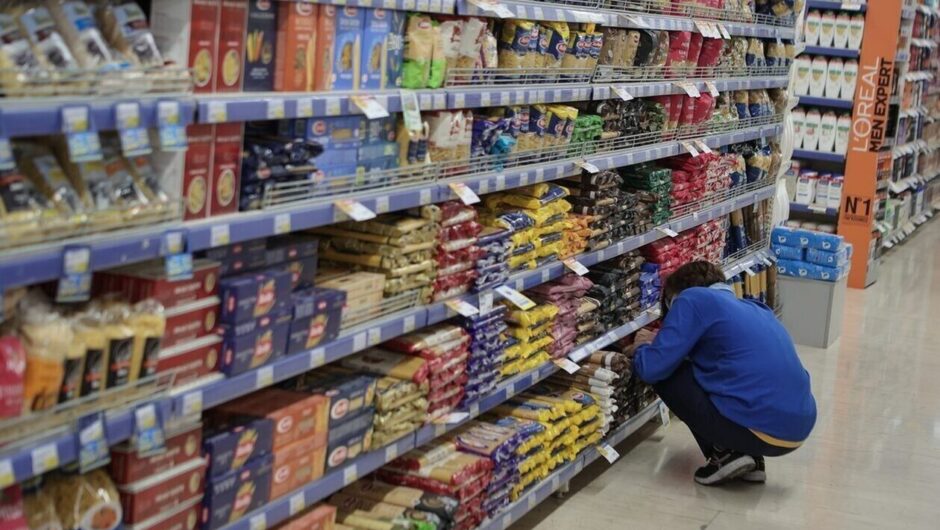 Ακρίβεια στα σουπερμάρκετ: Νέες ανατιμήσεις και παράνομες ελληνοποιήσεις προϊόντων