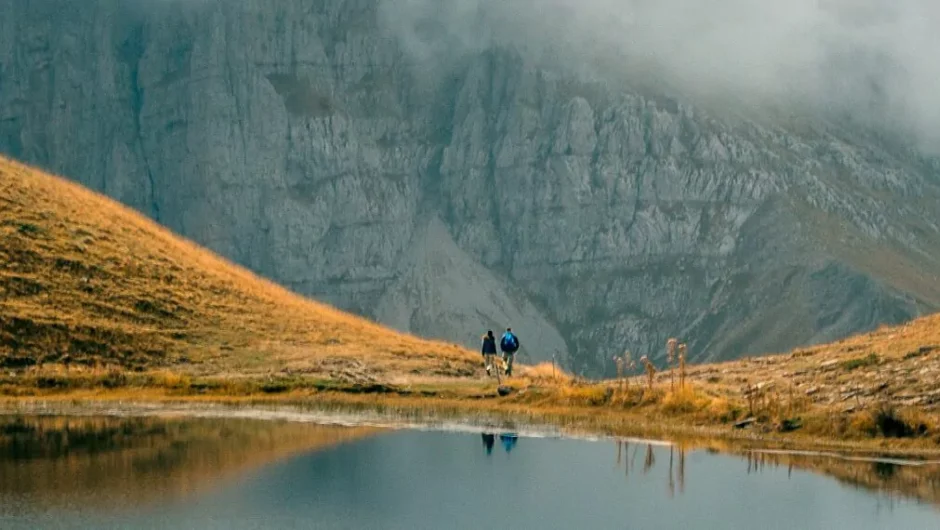 Οι λίμνες της Ελλάδας που αξίζει να περπατήσεις – Εικόνες που κόβουν την ανάσα