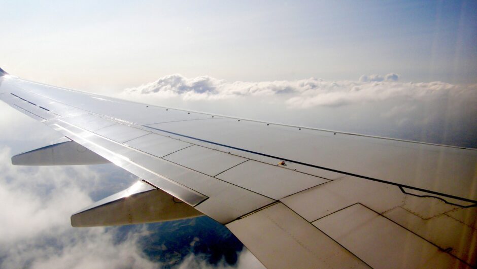 Επισκεύασαν το φτερό του Boeing με… κολλητική ταινία – Σε σοκ επιβάτης εν ώρα πτήσης