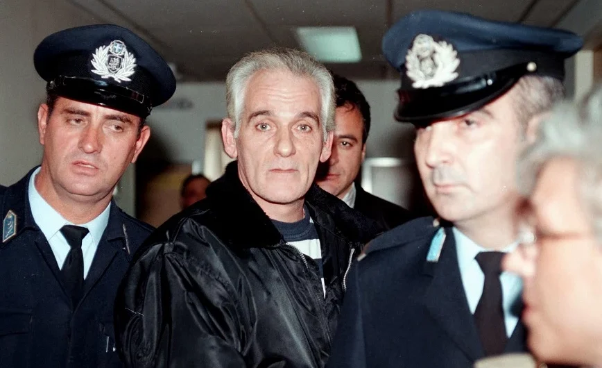 Ο θρύλος του «Πεταλούδα» Βαγγέλη Ρωχάμη: Όταν μπήκε ντυμένος γυναίκα στα δικαστήρια για να φυγαδεύσει τον Νάσιουτζικ