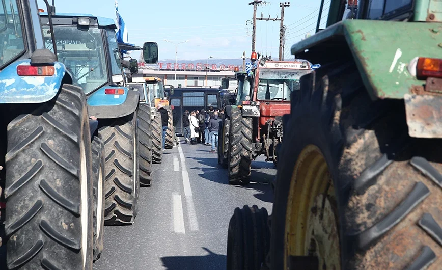 Κλιμακώνουν τις κινητοποιήσεις τους οι αγρότες – Ενισχύουν με τρακτέρ τα μπλόκα τους