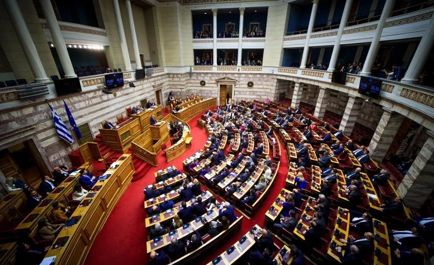 Τα «όχι» και οι απόντες από ΝΔ, ΣΥΡΙΖΑ, ΠΑΣΟΚ, Νέα Αριστερά στην ψηφοφορία για τα ομόφυλα ζευγάρια