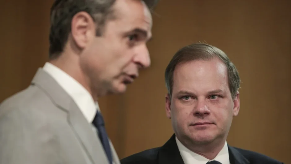 Στις πόσες υπογραφές παραιτείται ο Κ. Αχ. Καραμανλής;