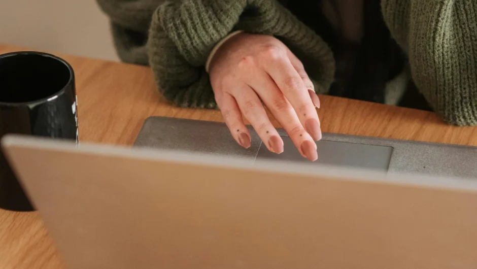 Δραματικά στοιχεία για τις αμοιβές των νέων: Μέση ετήσια απασχόληση 5 μηνών και 3.575 ευρώ ετήσια έσοδα