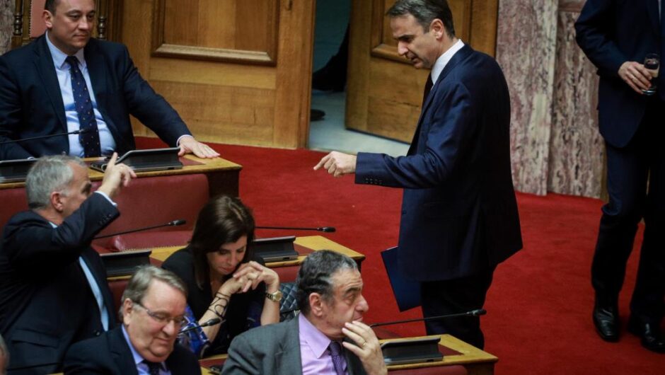 Νέα Δημοκρατία / Εθισμένη στην παράκαμψη του Συντάγματος – Πώς προσπαθεί να επαναλάβει το κόλπο του 2019