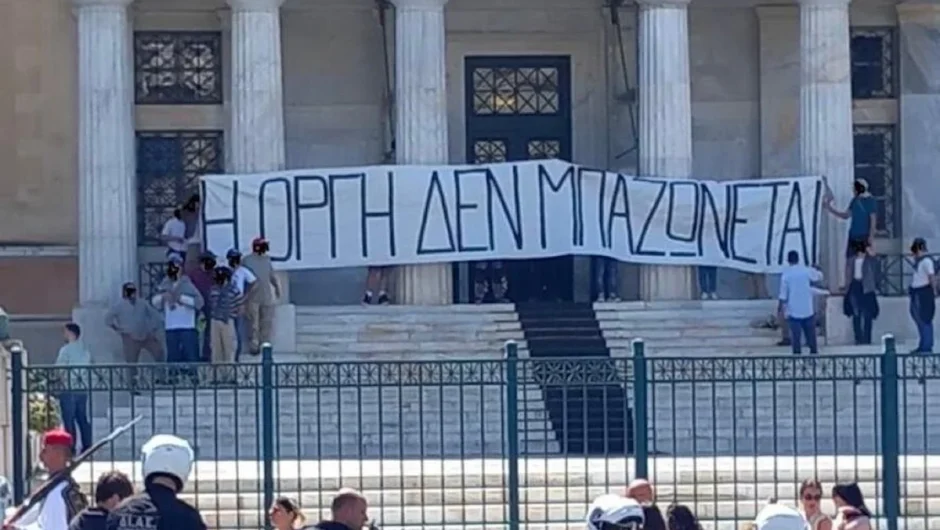 Ο Ρουβίκωνας μπήκε σε Βουλή και Προεδρικό Μέγαρο – Άνοιξαν πανό για τα Τέμπη (εικόνες, βίντεο)