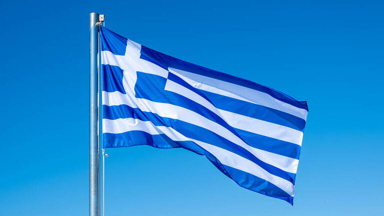 25η Μαρτίου: Η ιστορία της ελληνικής σημαίας – Γιατί έχει εννέα γραμμές