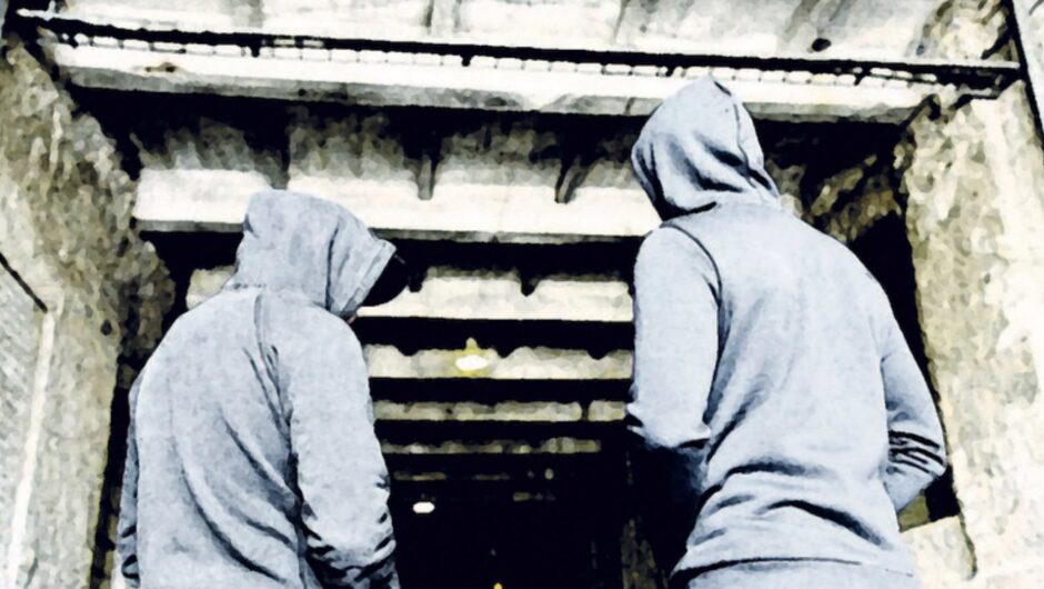 Ανεξέλεγκτη η βία ανηλίκων σε ευρύτερη περιοχή της Λάρισας: Κουβαλούν μαχαίρια και απειλούν ακόμα και για φωτιά