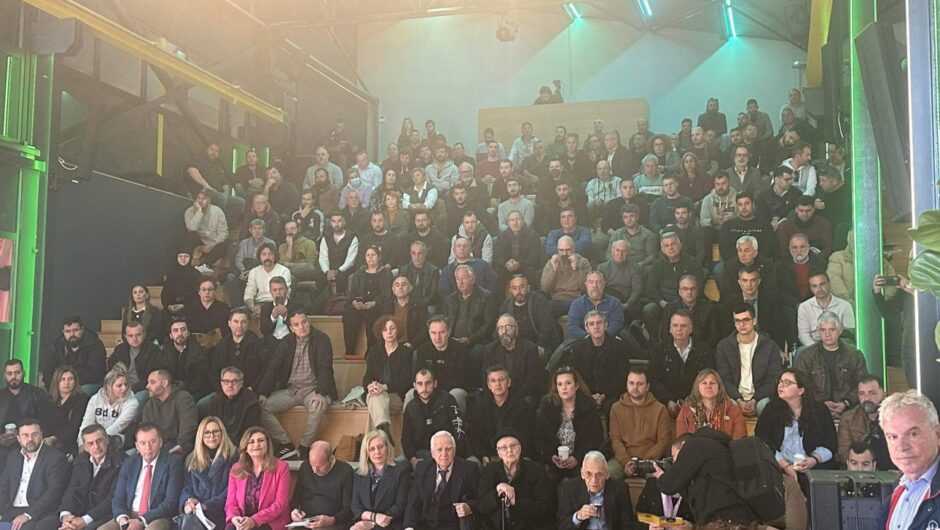 Κλιματική αλλαγή και ελληνοποιήσεις βάζουν θηλιά στο λαιμό για το ελληνικό μέλι – Τι συζητήθηκε στο Πανελλήνιο Μελισσοκομικό Συνέδριο στη Λάρισα (φωτό – βίντεο)