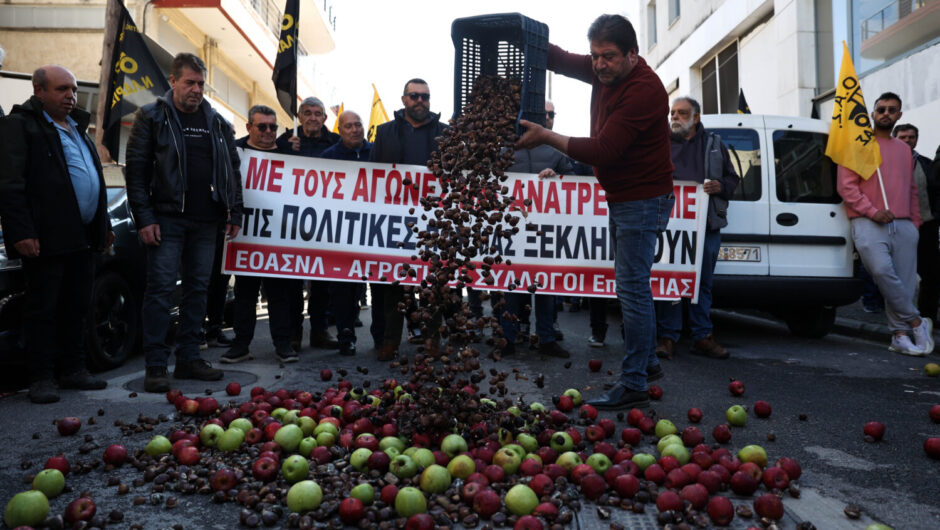 Οργισμένοι μηλοπαραγωγοί και καστανοπαραγωγοί της Αγιάς – Πέταξαν τα προϊόντα τους έξω από τον ΕΛΓΑ Λάρισας (φωτ. & βίντεο)