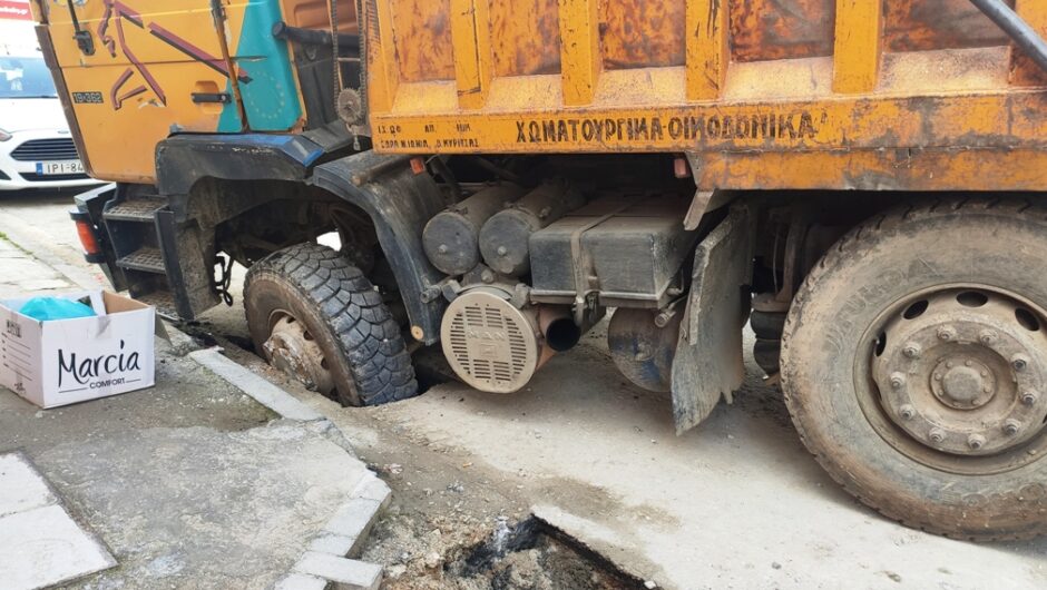 Η άσφαλτος «κατάπιε» ρόδα φορτηγού στο Βόλο!