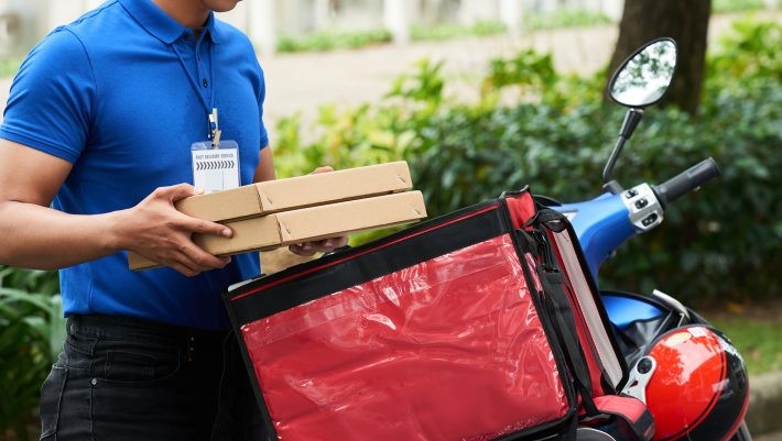 Λάρισα: Ντελιβεράς δεν έλαβε πουρμπουάρ και «ξέσπασε» με… στυλό – Η έξαλλη αντίδρασή του στα κοινόχρηστα πολυκατοικίας (φωτό)