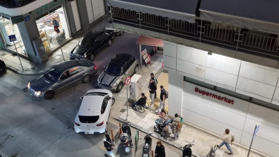 Ανεκδιήγητος οδηγός στη Λάρισα: Έφραξε την πρόσβαση σε νεαρό ΑμεΑ και σε καρότσι με μωρό (φωτο)  