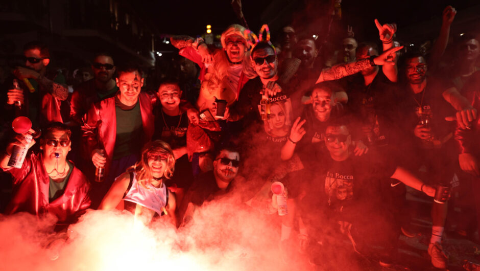 Τρελό κέφι και χορός στο Καρναβάλι Τυρνάβου – Εντυπωσιακές εικόνες από τη μεγάλη παρέλαση (φωτ. & βίντεο)