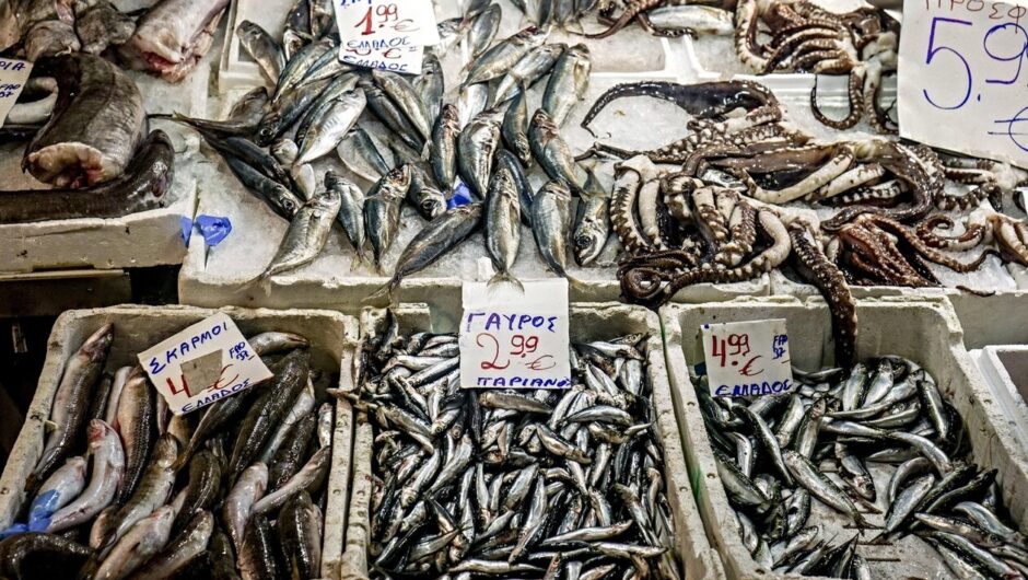 Καθαρά Δευτέρα: Το σαρακοστιανό τραπέζι το «έφαγε» η ακρίβεια – Οι τιμές σε θαλασσινά, λαγάνα, χαλβά