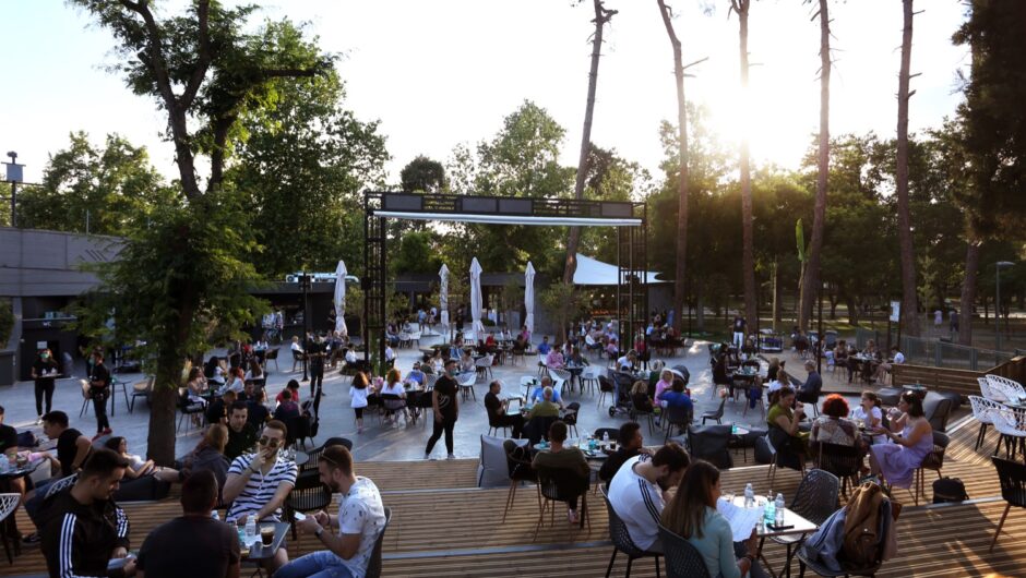 Ανοίγει και πάλι σήμερα το «Κηποθέατρο Αλκαζάρ» και μας καλεί να απολαύσουμε το τριήμερο της εθνικής επετείου στους χώρους του