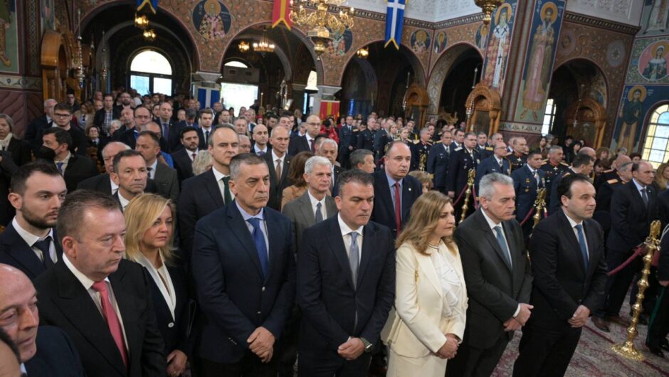 Λάρισα: Λαμπρή δοξολογία στον Άγιο Αχίλλιο για τον εορτασμό της 25ης Μαρτίου – Δείτε βίντεο και φωτογραφίες