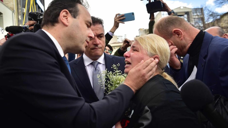 Παπαστεργίου – Κουρέτας – Μαμάκος “ράγισαν” στην αγκαλιά της χαροκαμένης μάνας των Τεμπών