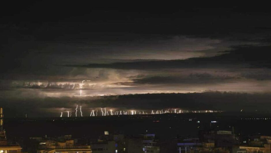Η στιγμή που δεκάδες κεραυνοί «χτυπούν» την Πιερία – Συγκλονιστική φωτογραφία