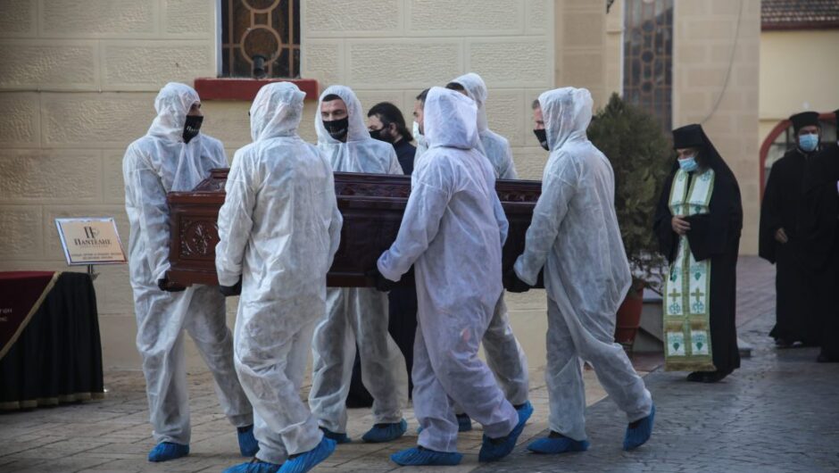 Άσηπτοι οι νεκροί από κορονοϊού στη Λάρισα: Μακάβριες εικόνες από τις εκταφές – Ποια είναι η εξήγηση