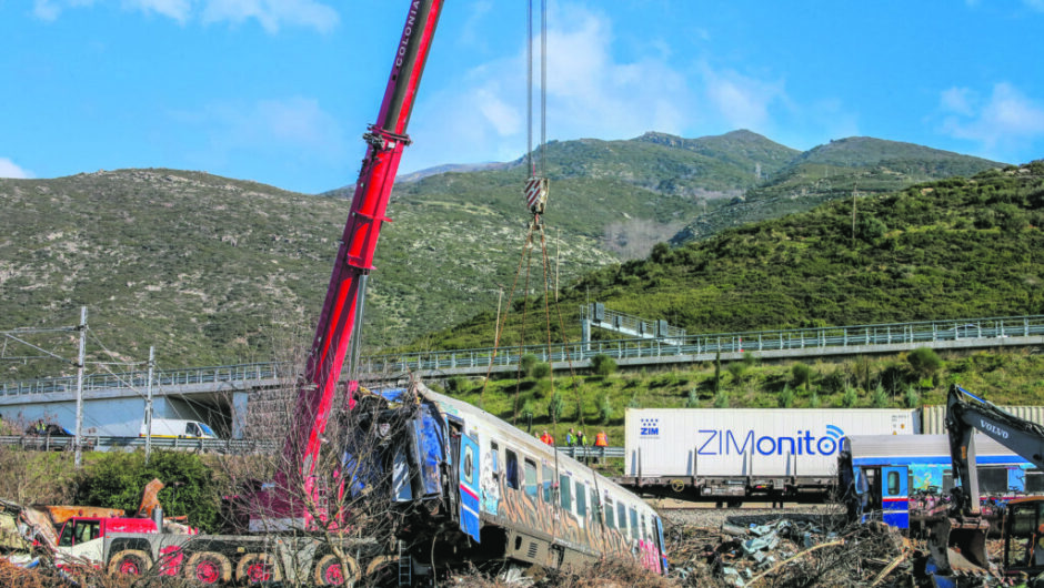 Τέμπη: Καρέ καρέ το «μπάζωμα» του εγκλήματος
