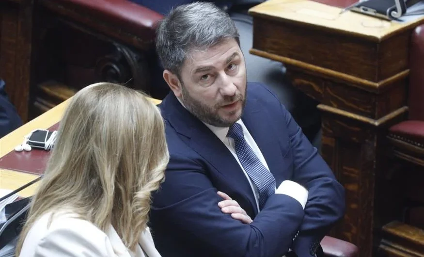 ΠΑΣΟΚ: Γκρίνια για τη δημοσκοπική υποχώρηση – Το πρόβλημα και ο στόχος Ανδρουλάκη