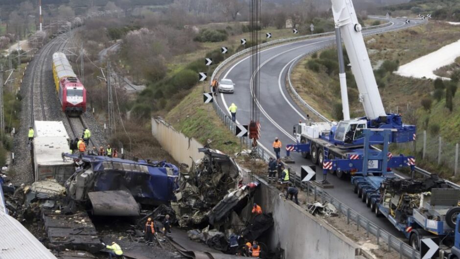 Τέμπη: Νέα μήνυση συγγενών – Να διωχθούν για ανθρωποκτονίες με ενδεχόμενο δόλο Μητσοτάκης, Καραμανλής και άλλοι 15