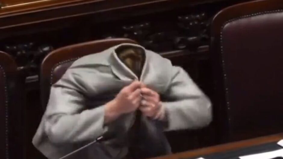 Η Μελόνι έκρυψε το κεφάλι της μέσα στο σακάκι και έγινε viral (Video)