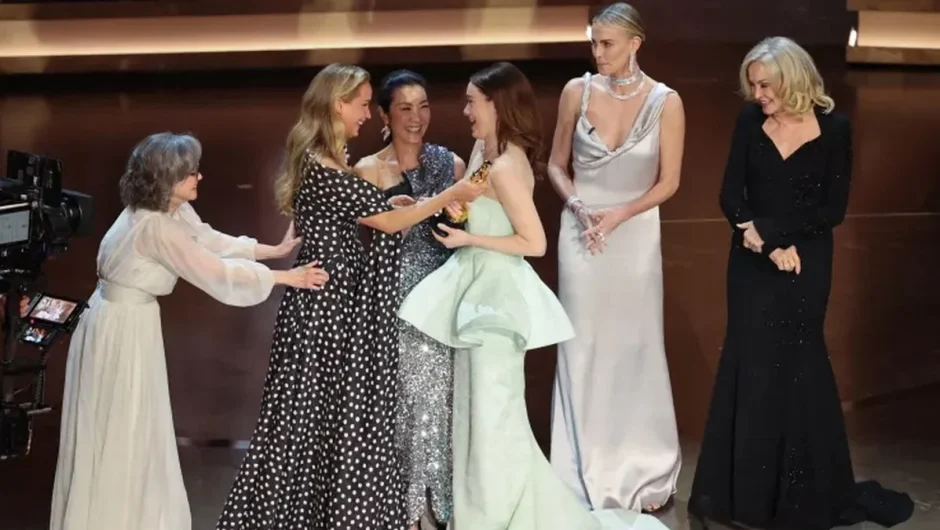 Όσκαρ 2024: Θρίαμβος για το “Poor Things” του Γιώργου Λάνθιμου με 4 Χρυσά Αγαλματίδια – Πρωτιά με 7 βραβεία για το “Οπενχάιμερ”