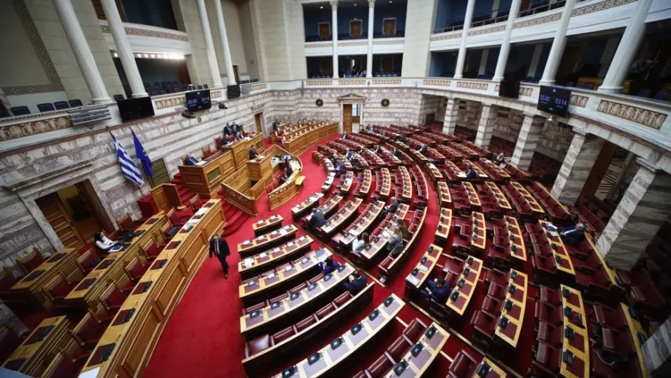 Πυρ ομαδόν στη Βουλή για την κυβερνητική ταφόπλακα στα Τέμπη