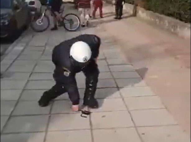 Viral οι επικές… γκάφες αστυνομικού που σκόρπισαν γέλιο στη Θεσσαλονίκη (Video)