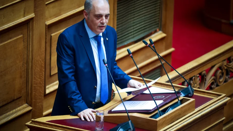 «Οχετός» Βελόπουλου στη Βουλή κατά Κασσελάκη και Δούρου – Σκληρές απαντήσεις