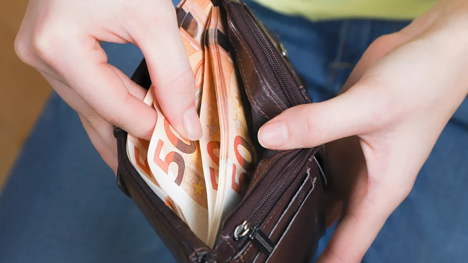 Πόσο αυξάνεται από την 1η Απριλίου ο κατώτατος μισθός και ποια επιδόματα επηρεάζονται