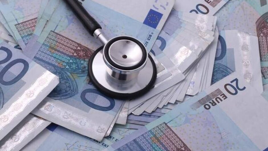 Τον ασθενή τον ρωτάνε πόσα έχει για σειρά στο χειρουργείο, τον Στέφανο πού τα βρήκε, «ρε τι μας βρήκε;» λέει ο λαός