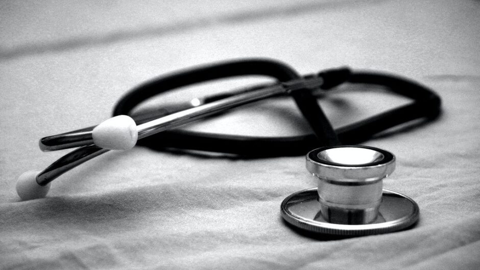 Συνελήφθη γιατρός που έδινε ψεύτικες ιατρικές βεβαιώσεις σε αλλοδαπούς- Tα «έπαιρνε» από εταιρείες για γράφει τα φάρμακά τους