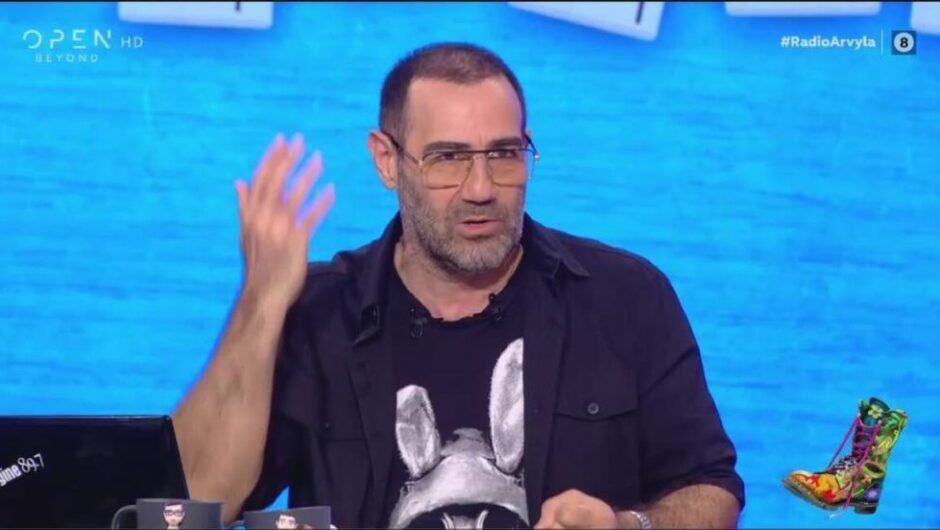 Ράδιο Αρβύλα κατά Μητσοτάκη για Τέμπη: «Πέρα από κάθε φαντασία η ανάγκη να καλύψουν τον Καραμανλή» (Video)