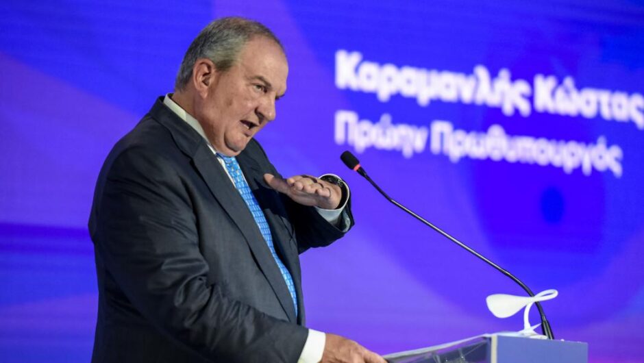 Κώστας Καραμανλής / Η επανεμφάνιση και οι αιχμές σε Μαξίμου για «ελιτίστικες συμπεριφορές»