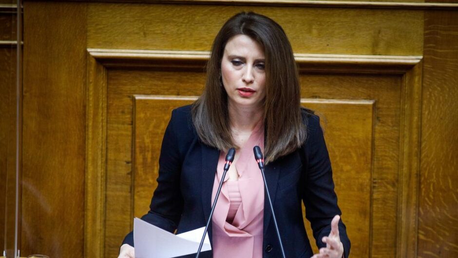 Νίνα Κασιμάτη / Κλέβετε το μέλλον της ελληνικής κοινωνίας με ένα αδιανόητα προκλητικό ριφιφί