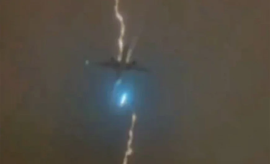 H συγκλονιστική στιγμή που κεραυνός χτυπά αεροπλάνο στον αέρα