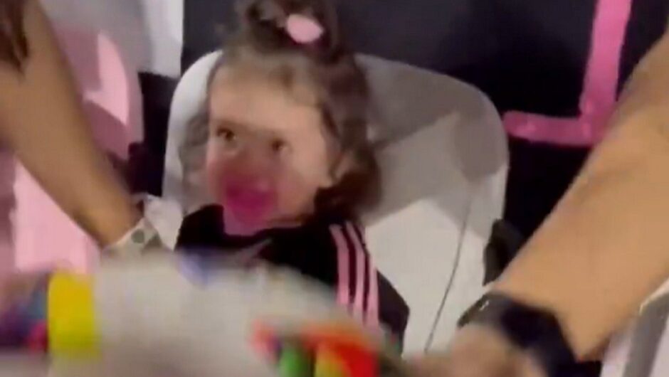 Η επική αντίδραση ενός πατέρα, όταν ο Μέσι χτύπησε την κόρη του με την μπάλα στην εξέδρα