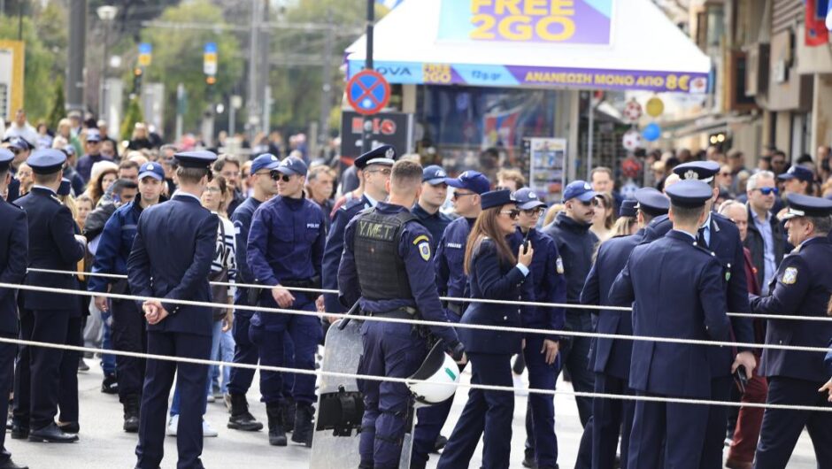 25η Μαρτίου / «Παρέλαση» της αστυνομίας στο Σύνταγμα – Δεν άφηναν τους γονείς να πλησιάσουν